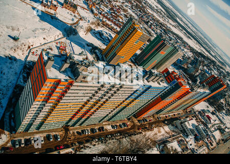Blick auf modernes, mehrstöckiges Wohnquartier. Stockfoto