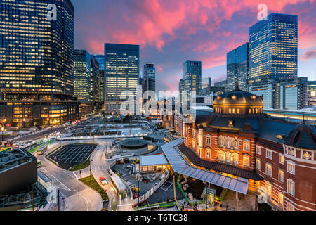 Bahnhof Tokio und Tokyo Hochhaus zu Twilight Zeit in Tokio, Japan. Stockfoto