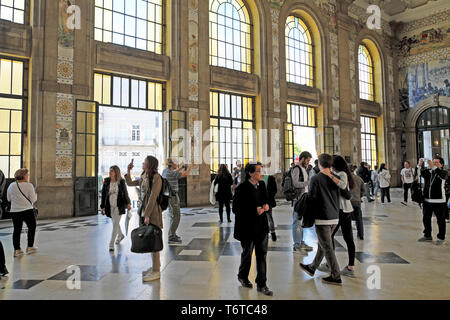 Die Leute, die auf der Suche am blauen Azulejo Kacheln in der zentralen Halle des Bahnhof Sao Bento Bahnhof in der Stadt Porto Portugal Europa KATHY DEWITT Stockfoto