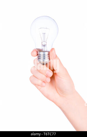 Weibliche Hand, die eine Glühlampe auf weißem Hintergrund Stockfoto