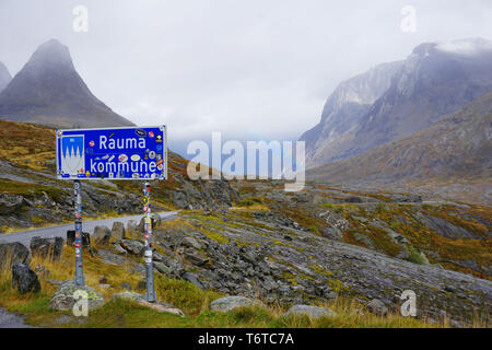 Rauma lage Zeichen - serpentine Mountain Road in Norwegen Stockfoto