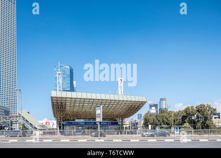 Israel, Tel Aviv-Yafo - 23. Februar 2019: Tel Aviv HaShalom Bahnhof Stockfoto