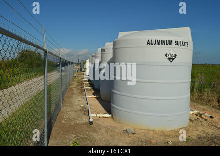 Tag im Freien blauen Himmel Nahaufnahme Zeile weiß Industrial Aluminiumsulfat Tanks bei landwirtschaftlichen Polyäthylen Wasserabfluß Verwertungsanlage Stockfoto