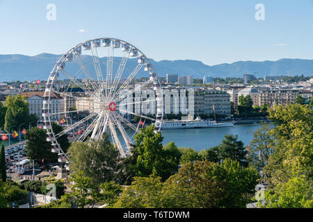 26. Aug 2018. Genf, Schweiz. Blick über den Genfer See und das Stadtzentrum mit der Touristenattraktion, Riesenrad. Stockfoto