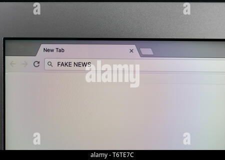 Seite der Internet Browser mit Worten gefälschte Nachrichten auf der Suche nach Bar Stockfoto