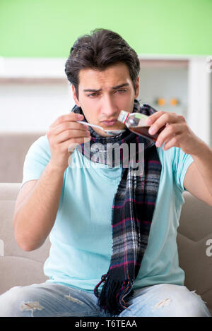 Jungen gutaussehenden Mann Leiden, Krankheit zu Hause Stockfoto