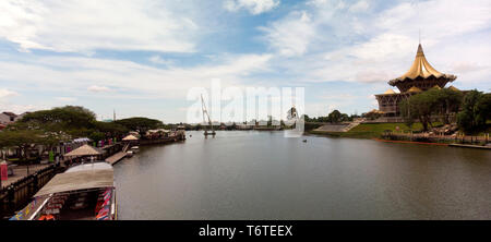 Drone Ansicht des Sarawak River und Der gesetzgebenden Versammlung, Kuching, Borneo, Malaysia, Asien Stockfoto