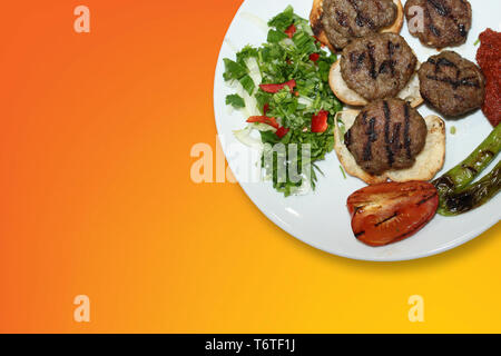 Köstliche türkische Traditionelle Kebab Köfte mit gegrillten Tomaten auf weiße Platte (Fleischbällchen) Stockfoto