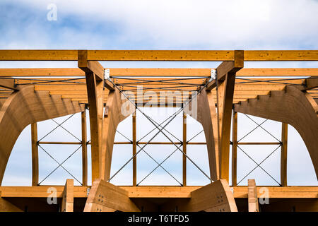 Detail eines modernen Holz- Architektur in Brettschichtholz auf einem blauen bewölkten Himmel Stockfoto