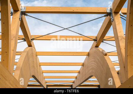 Detail eines modernen Holz- Architektur in Brettschichtholz auf einem blauen bewölkten Himmel Stockfoto