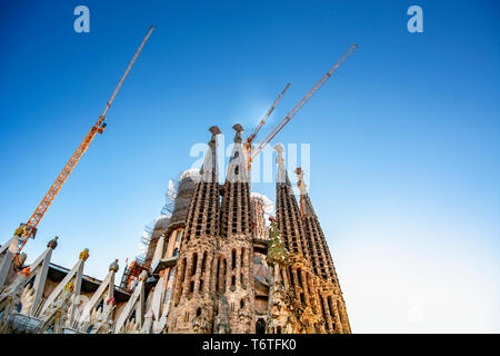 Barcelona, Spanien, April 2019: Die Krippe Fassade der berühmten Kirche Sagrada Familia in Barcelona des Architekten Antoni Gaudí Stockfoto