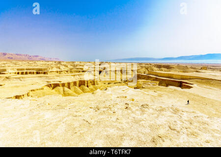 Blick auf die Landschaft und die Felsformationen in der Judäischen Wüste, in der Nähe des Toten Meeres und Masada, südlichen Israel Stockfoto