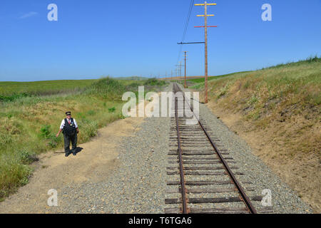 Sie suchen die Eisenbahntrasse von eine elektrische Lokomotive in Kalifornien. Stockfoto