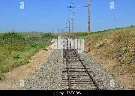 Sie suchen die Eisenbahntrasse von eine elektrische Lokomotive in Kalifornien. Stockfoto