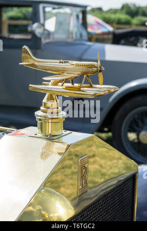 Portrait, Nahaufnahme von poliertem, glänzendem Motorhaubenornament auf der Vorderseite eines klassischen Oldtimer-Oldtimers aus Großbritannien, im Freien bei Sommersonne. Stockfoto