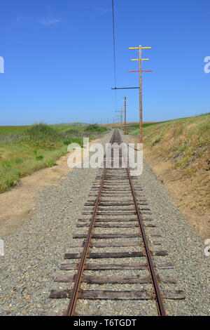 Sie suchen die Eisenbahntrasse von eine elektrische Lokomotive in Kalifornien. Stockfoto