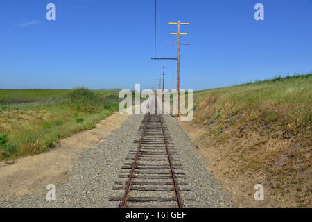 Sie suchen die Eisenbahntrasse von eine elektrische Lokomotive in Kalifornien. Stockfoto