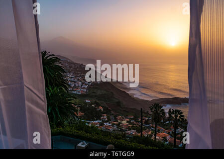 Sonnenuntergang bei El Sauzal, Teneriffa, Kanarische Inseln. Sehr schöne Küste, ideal für Wanderer und Leute, die Natur liebt. Stockfoto