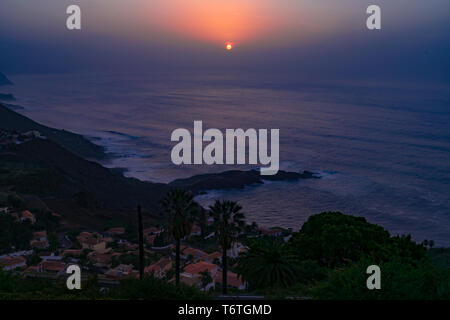 Sonnenuntergang bei El Sauzal, Teneriffa, Kanarische Inseln. Sehr schöne Küste, ideal für Wanderer und Leute, die Natur liebt. Stockfoto