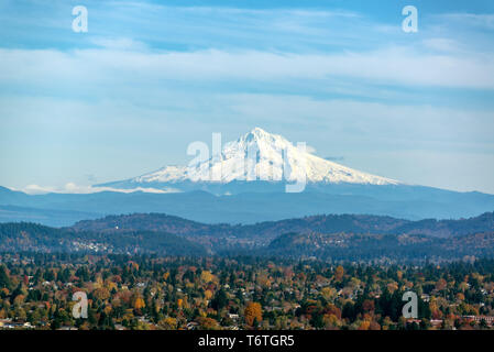 Ausblick auf den Mt. Haube und Wald bedeckten Hügeln wie von Portland, Oregon gesehen Stockfoto