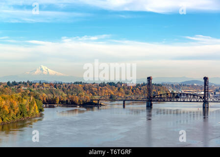 Burlington Northern Railroad Bridge und Mt. Motorhaube aus Portland, Oregon gesehen Stockfoto