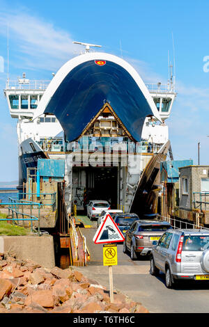 Fahrzeuge verladen auf dem Caledonian Caledonian MacBrayne Fähre 'Inseln' in Haiger Terminal, Ardrossan, Ayrshire, Schottland, Großbritannien Stockfoto