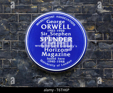 London, England, UK. Commemorative blaue Plakette: George Orwell (1903-1950) Sir Stephen Spender (1909-1995) schrieb für Cyril Connolly Horizon's Magazin Stockfoto