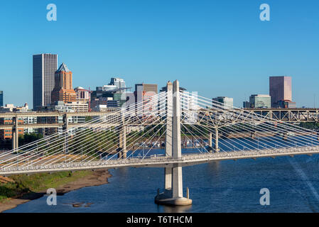 Tilikum Überfahrt auf dem Willamette River und Downtown Portland, Oregon im Hintergrund Stockfoto