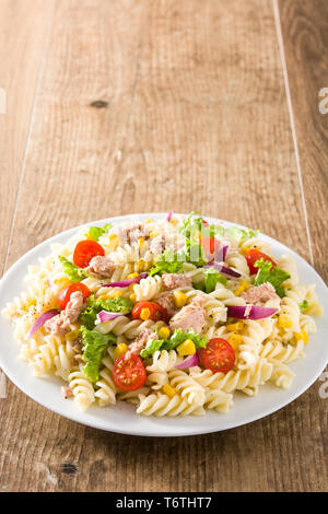 Nudelsalat mit Gemüse und Thunfisch auf Holztisch. Stockfoto