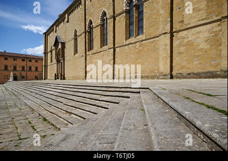 Panoramablick auf die Kathedrale von Arezzo, Toskana, Italien, und die umliegenden Steintreppen Stockfoto