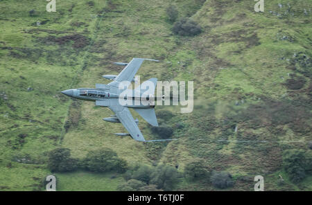 RAF Tornado GR4, Geringe taktische Ausbildung durch Snowdonia, Wales Stockfoto