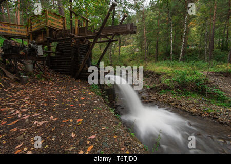 Rustikale Wassermühle mit Rad Stockfoto