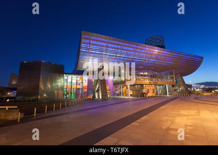 Lowry Theater bei Nacht, Salford Quays, England Stockfoto