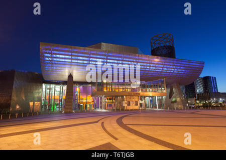 Lowry Theater bei Nacht, Salford Quays, England Stockfoto