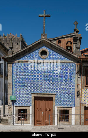 Die traditionellen blau-weißen Fliesen- Kapelle in Porto, Portugal Stockfoto