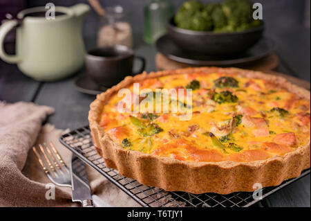 Traditionelle Brokkoli Kuchen mit Lachs und Käse. Lebensmittel von Gesunden und gesunde Lebensmittel. Mittagessen. Foto im Stil von dunklen Stockfoto