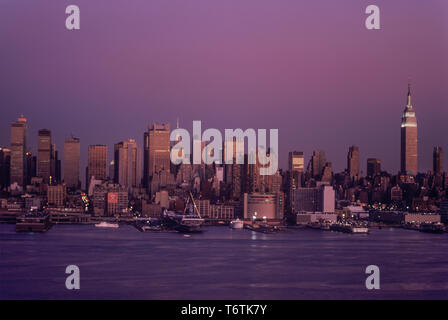 1987 historische Hudson River die Skyline von MIDTOWN MANHATTAN NEW YORK CITY USA Stockfoto