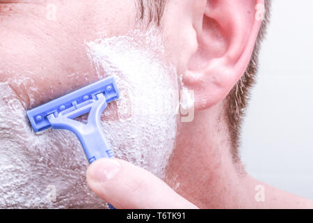 Nahaufnahme von Mann Rasieren im Spiegel als Teil der täglichen Hautpflege Routine Stockfoto