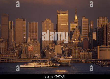 1987 historische Hudson River die Skyline von MIDTOWN MANHATTAN NEW YORK CITY USA Stockfoto