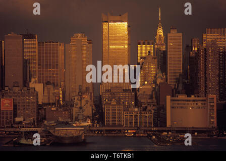 1987 historische Hudson River die Skyline von MIDTOWN MANHATTAN NEW YORK CITY USA Stockfoto