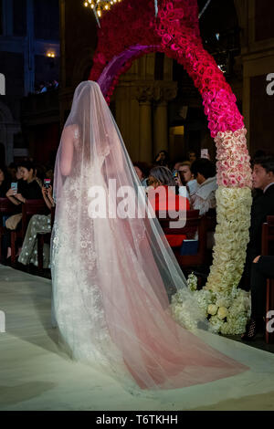 NEW YORK, NY - 11. April: ein Modell geht der Start- und Landebahn während der reem Acra Bridal Kollektion Frühjahr 2020 auf April 2019 in New York, NY. Stockfoto