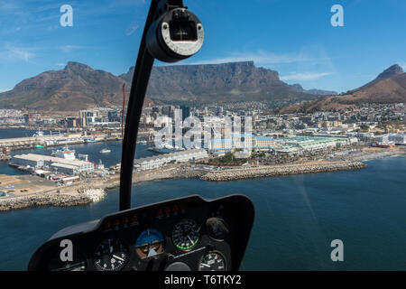 Hubschrauberlandeplatz Ansatz mit der Waterfront in den Vordergrund und den Tafelberg über die City Bowl, Cape Town, Südafrika. Stockfoto