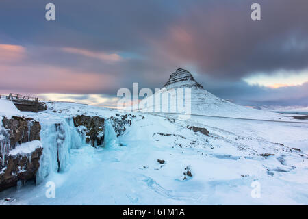 Kirkjufellfoss gefrorenen Wasserfall und Berg Kirkjufell, Island Stockfoto