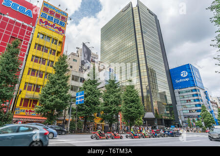 Tokio, Taito-Ku, Akihabara - 13. August 2017: Mario Go-kart-Cosplay fahren Karren in Akihabara Electric Town Chuo-dori Straße mit bunten losgerissene Reklametafel Stockfoto