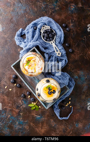 Gesunde 2-in-1-Dessert trifle Stockfoto