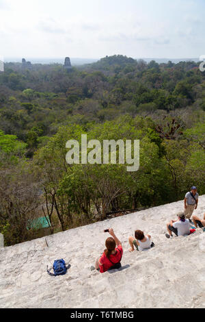 Tikal Guatemala - Touristen an der Spitze der Tempel IV in anderen Tempeln in der Maya-ruinen suchen; Tikal Nationalpark Tikal Guatemala Mittelamerika Stockfoto