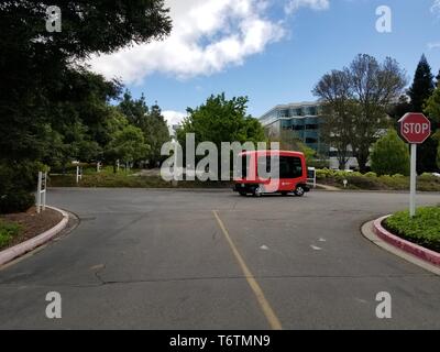 Fahrerlose Shuttle von selbst das Fahrzeug mit dem Unternehmen leicht 1,6 km durch den Bischof Ranch Office Park in San Ramon, Kalifornien, das erste vollständig autonomen Shuttlebus autorisierten auf öffentlichen Straßen im Staat Kalifornien zu fahren, April 16, 2019 fahren. () Stockfoto