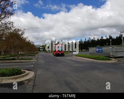 Fahrerlose Shuttle von selbst das Fahrzeug mit dem Unternehmen leicht 1,6 km durch den Bischof Ranch Office Park in San Ramon, Kalifornien, das erste vollständig autonomen Shuttlebus autorisierten auf öffentlichen Straßen im Staat Kalifornien zu fahren, April 16, 2019 fahren. () Stockfoto