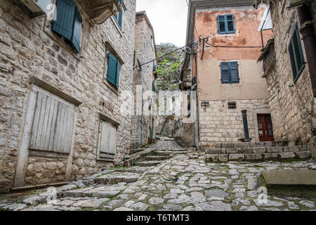 Alte Straße in Kotor Stockfoto