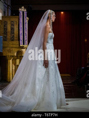 NEW YORK, NY - 11. April: ein Modell geht der Start- und Landebahn während der reem Acra Bridal Kollektion Frühjahr 2020 auf April 2019 in New York, NY. Stockfoto